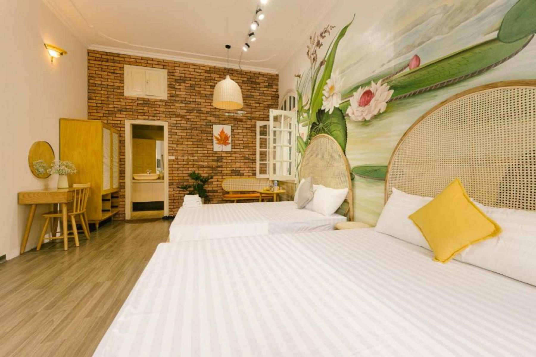 Phòng 4 người có ban công của Eden Wsetlake Hanoi Hotel 